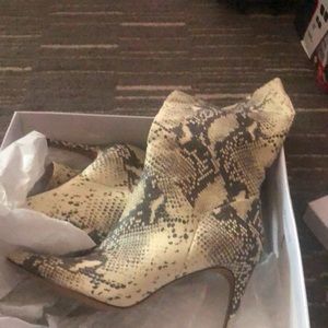 Brand new Steve Madden snakeskin size 10 boots
